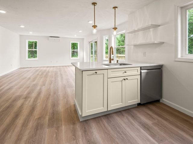 53 Coughlin, Oxford, MA 01540