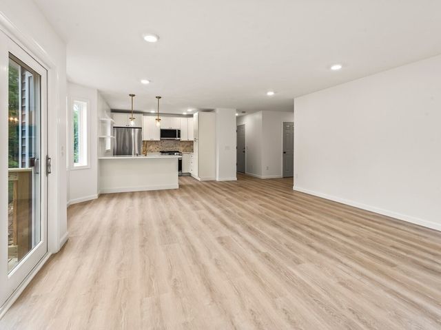53 Coughlin, Oxford, MA 01540