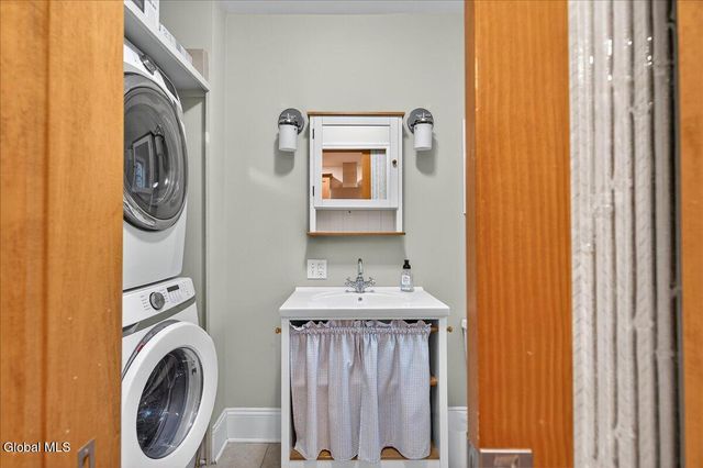 16 Hutchins Street, Saratoga Springs, NY 12866