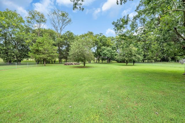 2712 Long Hollow Pike, Hendersonville, TN 37075