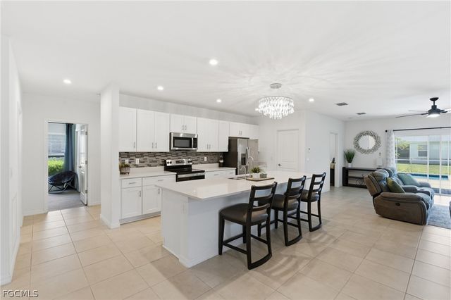 2714 SW 3rd LN, Cape Coral, FL 33991