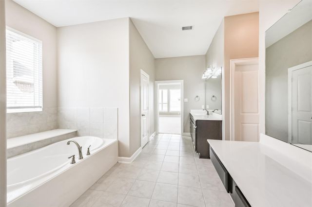 13915 Foyt Drive, Mont Belvieu, TX 77523