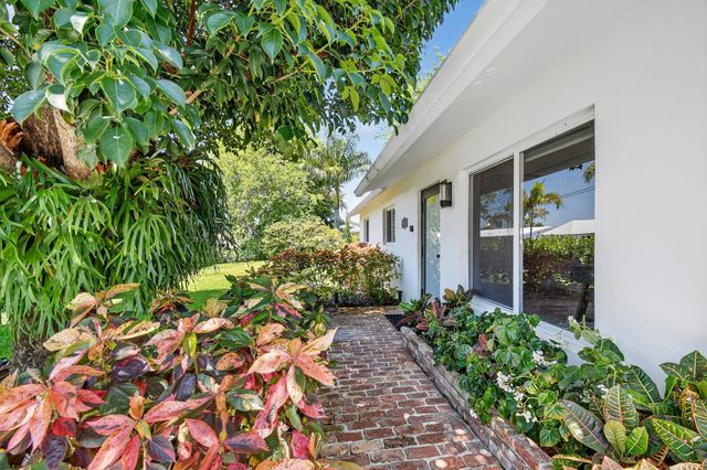 8416 Pine Tree Lane, West Palm Beach, FL 33406