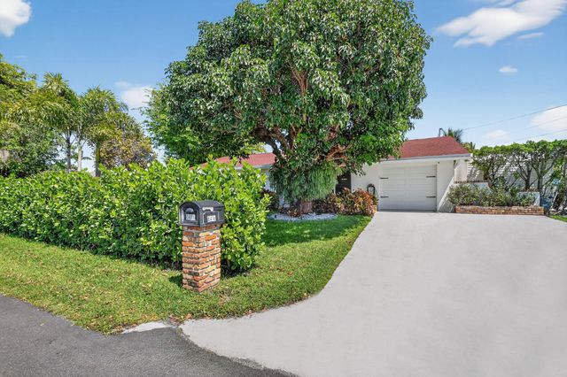 8416 Pine Tree Lane, West Palm Beach, FL 33406