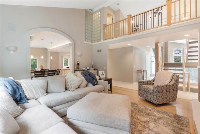 1484 Ravenoaks Trail, Oregon, WI 53575