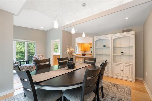 1484 Ravenoaks Trail, Oregon, WI 53575