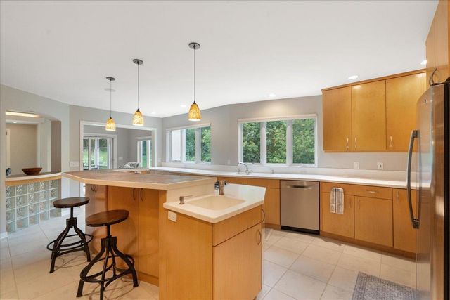 1484 Ravenoaks Trail, Oregon, WI 53575