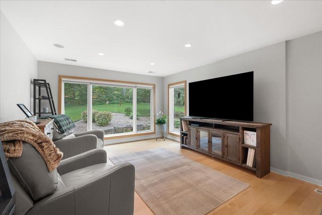 1484 Ravenoaks Trail, Oregon, WI 53575