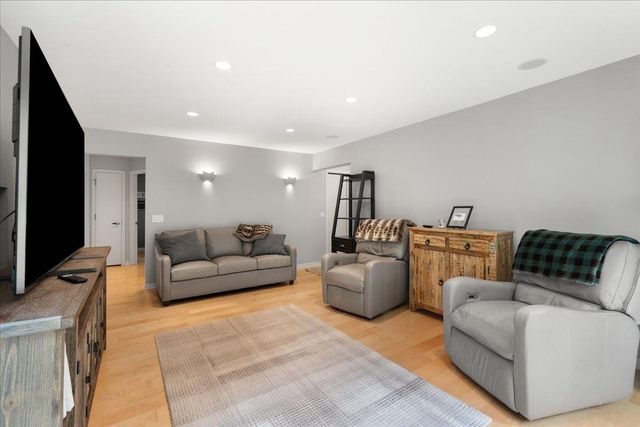 1484 Ravenoaks Trail, Oregon, WI 53575