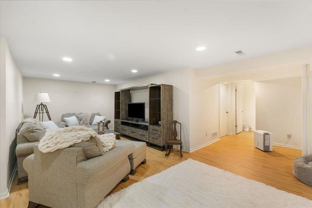 1484 Ravenoaks Trail, Oregon, WI 53575