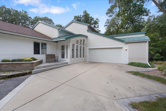 1484 Ravenoaks Trail, Oregon, WI 53575