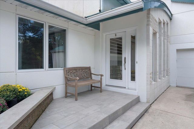 1484 Ravenoaks Trail, Oregon, WI 53575