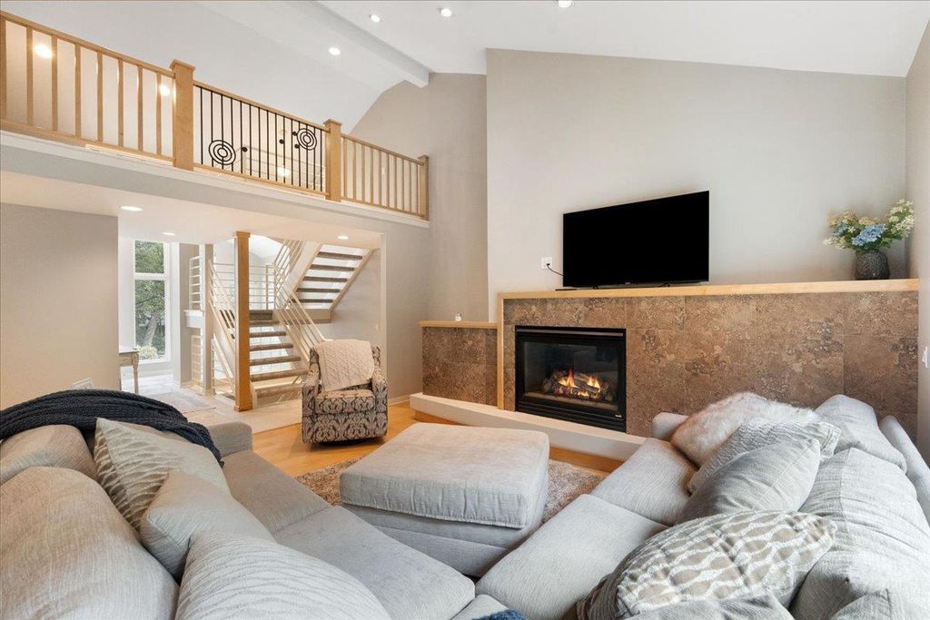 1484 Ravenoaks Trail, Oregon, WI 53575