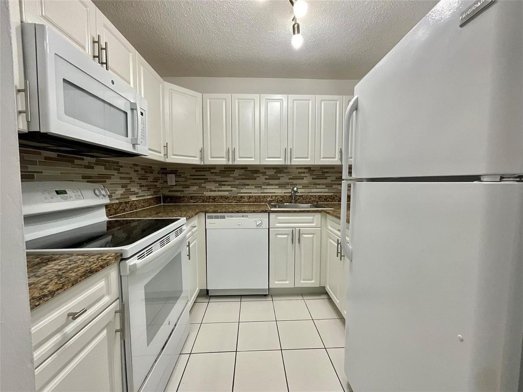 9517 Fontainebleau Boulevard 601-506, Miami, FL 33172