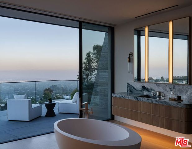 1504 N Kenter Avenue, Los Angeles, CA 90049