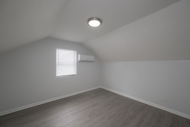 7653 S Saint Lawrence Avenue, Chicago, IL 60619