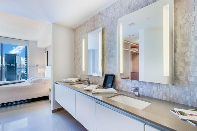 88 SW 7th St 1905, Miami, FL 33130