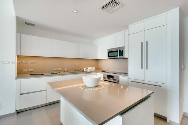 88 SW 7th St 1905, Miami, FL 33130