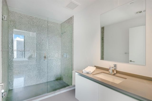 88 SW 7th St 1905, Miami, FL 33130