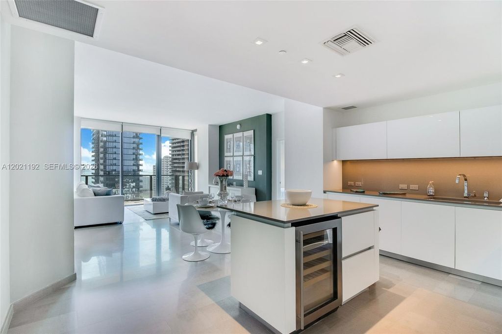 88 SW 7th St 1905, Miami, FL 33130