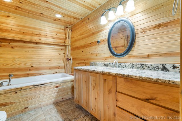 72860 S 220 Road, Wagoner, OK 74467