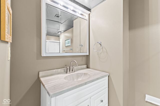 230 E 9th Street 411, Indianapolis, IN 46204