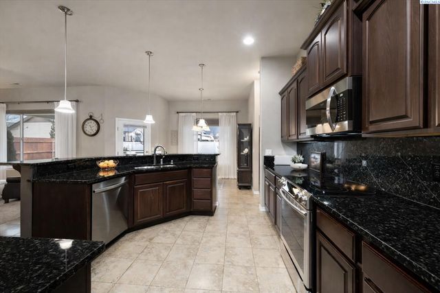 1527 Jade Ave., West Richland, WA 99353