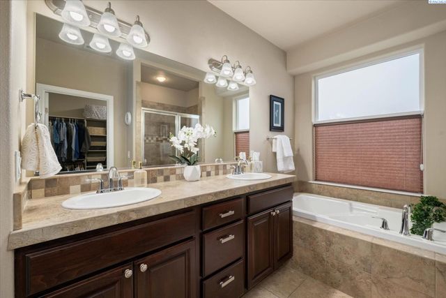 1527 Jade Ave., West Richland, WA 99353