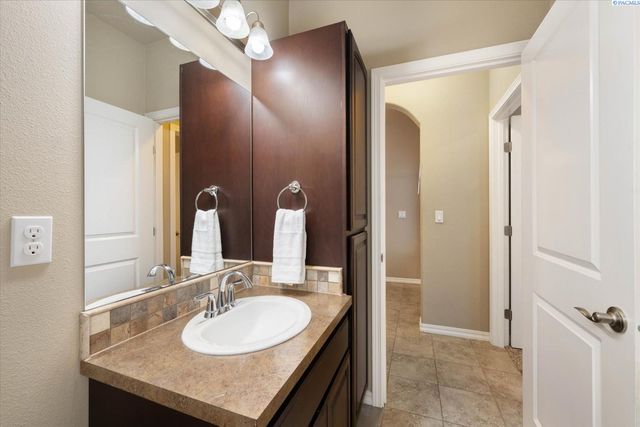 1527 Jade Ave., West Richland, WA 99353