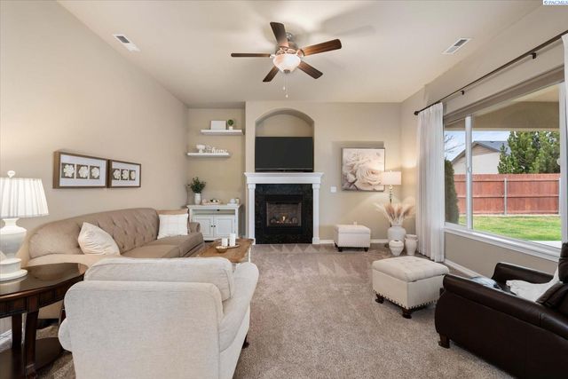 1527 Jade Ave., West Richland, WA 99353