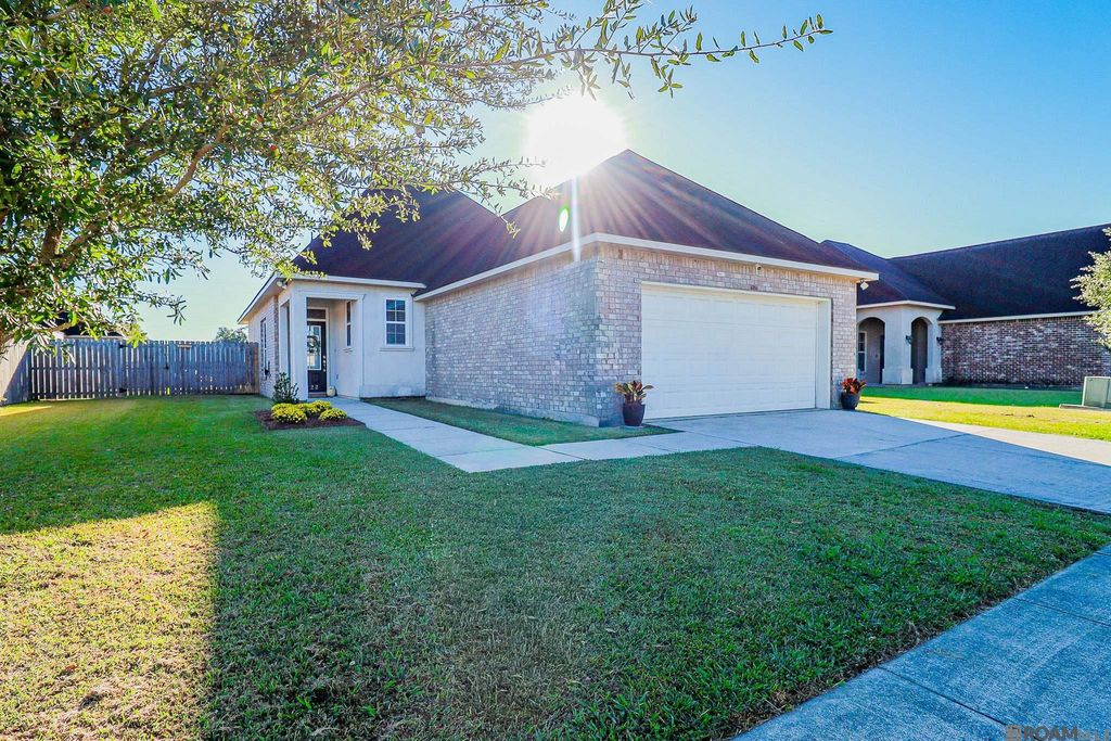 1722 S Gonzales Trace Ave, Gonzales, LA 70737