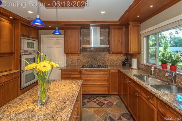 19415 Riverside Drive, Beverly Hills Village, MI 48025