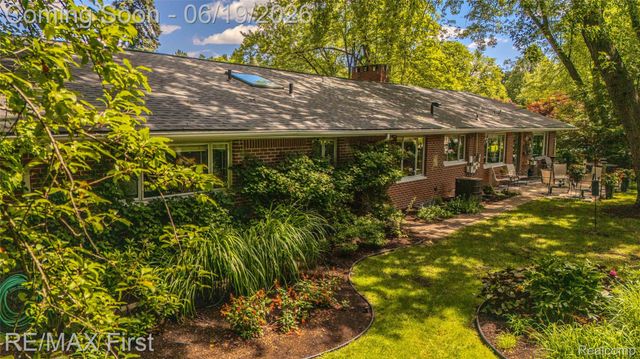 19415 Riverside Drive, Beverly Hills Village, MI 48025