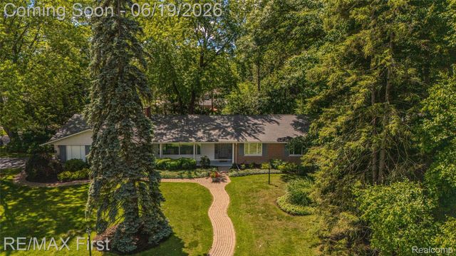 19415 Riverside Drive, Beverly Hills Village, MI 48025