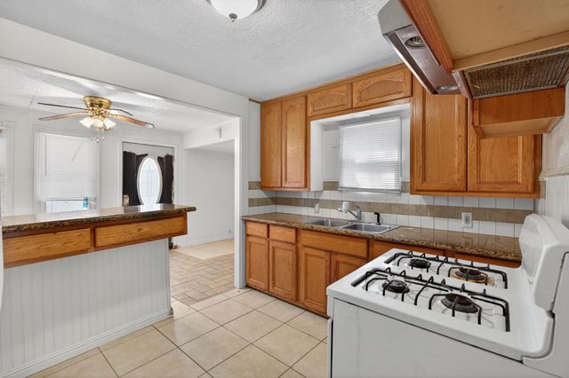 2611 W Acacia St, Stockton, CA 95203