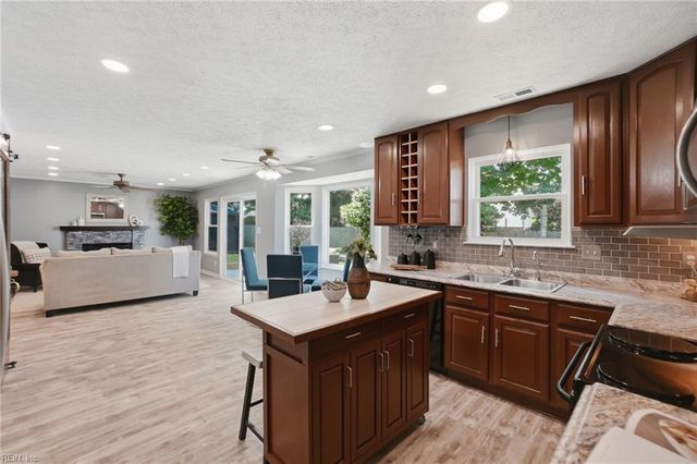 806 Duncombe LN, Newport News, VA 23608