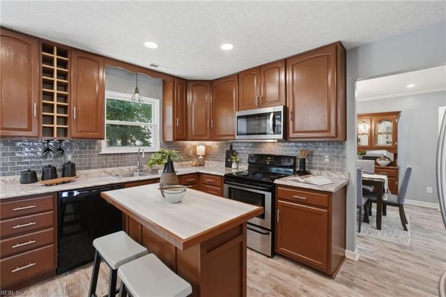806 Duncombe LN, Newport News, VA 23608