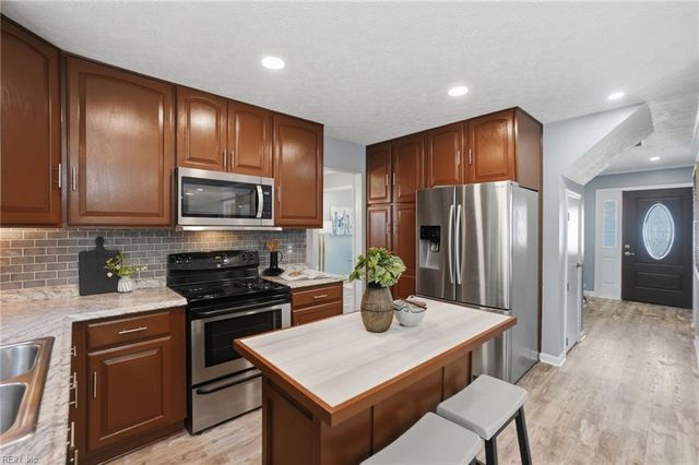 806 Duncombe LN, Newport News, VA 23608