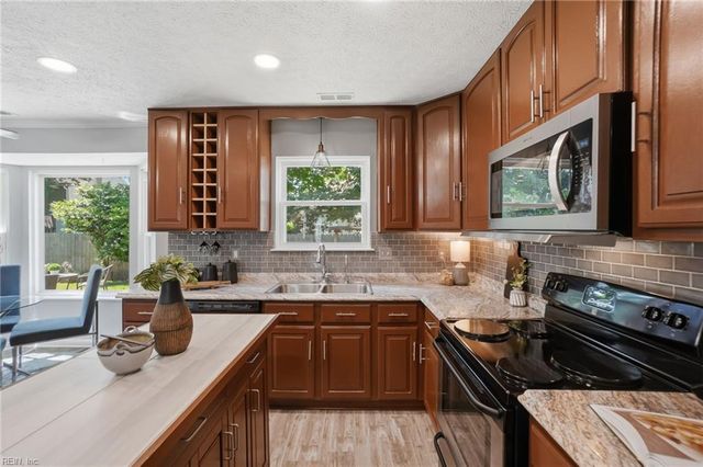 806 Duncombe LN, Newport News, VA 23608
