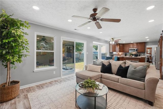 806 Duncombe LN, Newport News, VA 23608