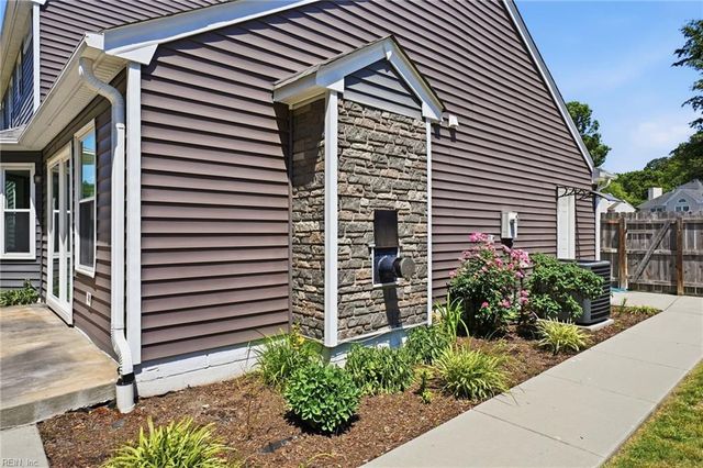 806 Duncombe LN, Newport News, VA 23608