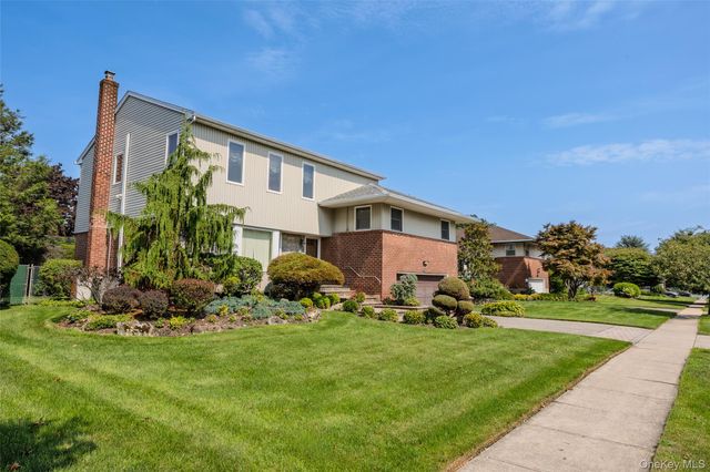 16 Winthrop Road, Plainview, NY 11803