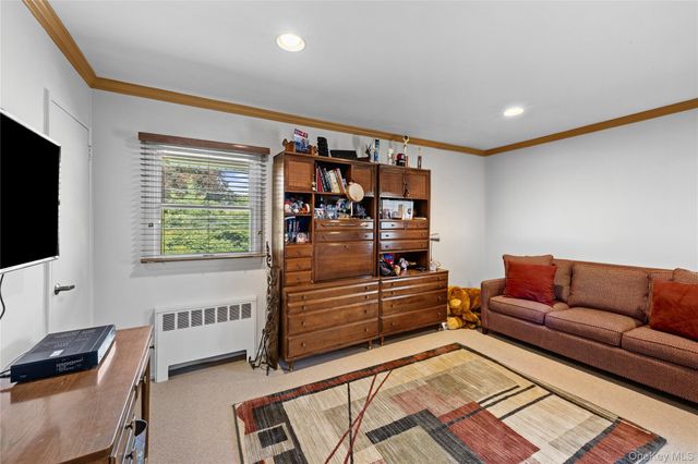 16 Winthrop Road, Plainview, NY 11803
