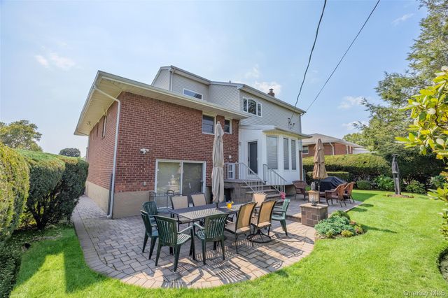 16 Winthrop Road, Plainview, NY 11803