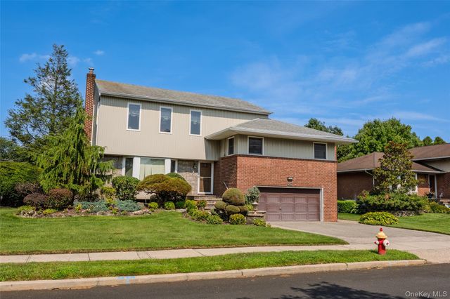 16 Winthrop Road, Plainview, NY 11803