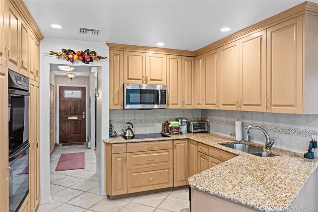 16 Winthrop Road, Plainview, NY 11803