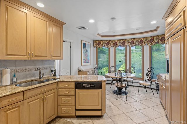16 Winthrop Road, Plainview, NY 11803