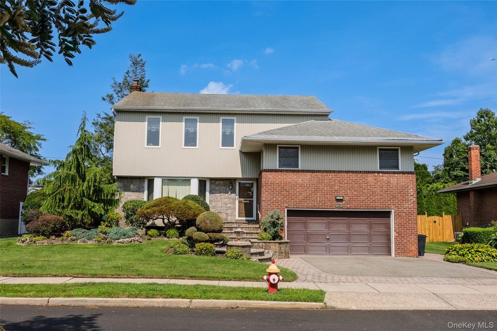 16 Winthrop Road, Plainview, NY 11803