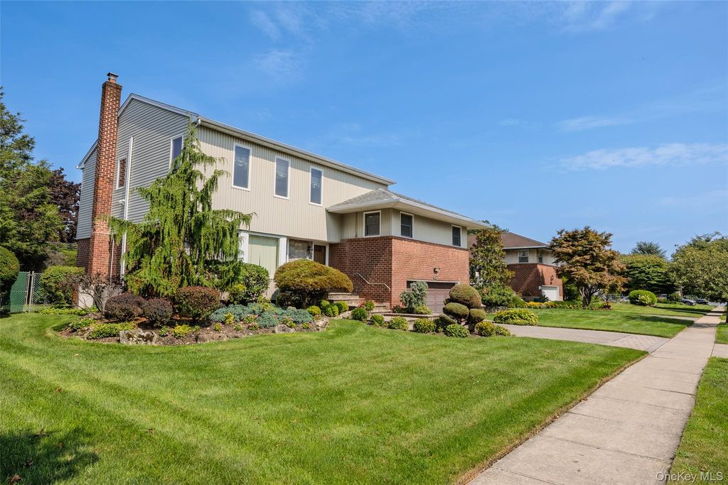 16 Winthrop Road, Plainview, NY 11803 — photo 2