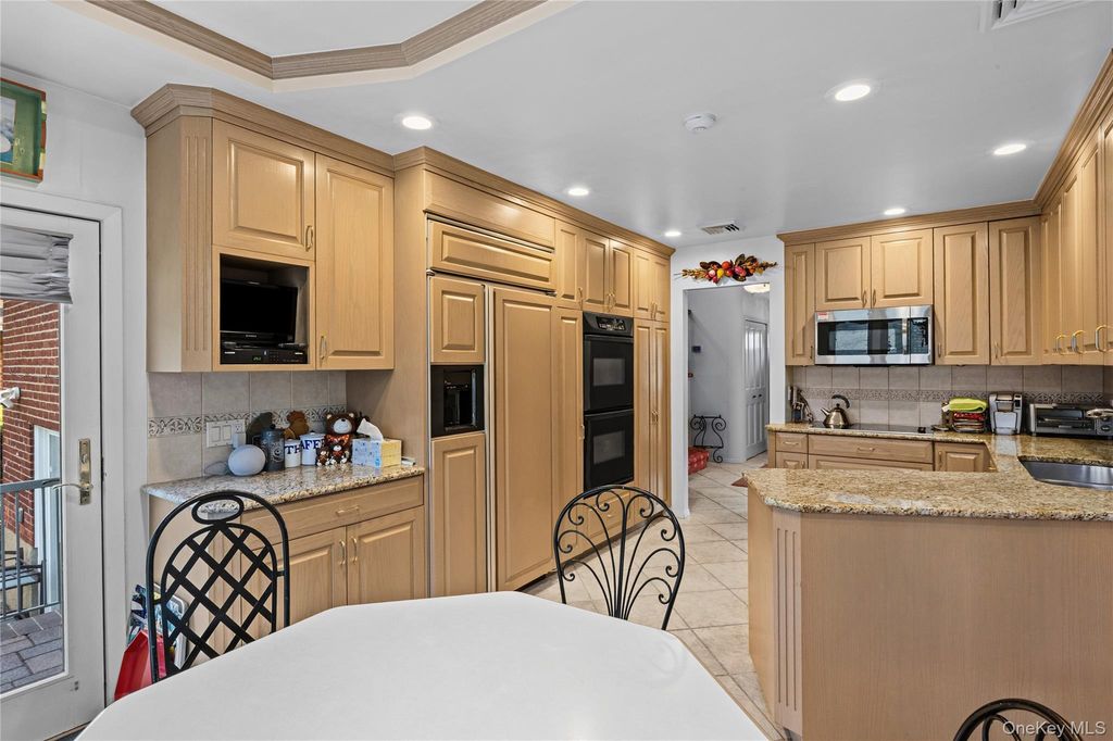 16 Winthrop Road, Plainview, NY 11803 — photo 4